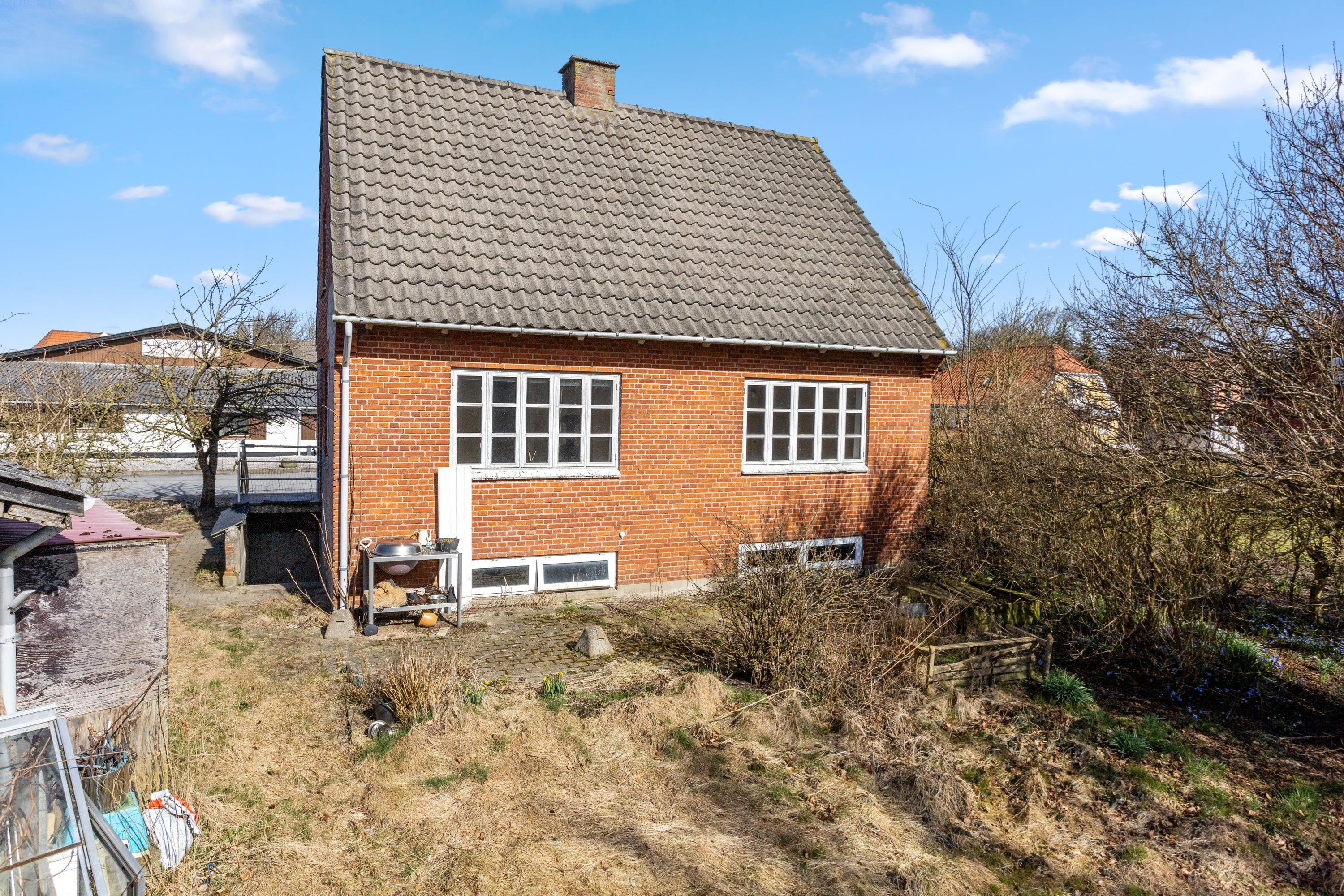 Til salg hos Mæglerhuset Vestkysten I/S: Håndværkertilbud i hyggelig landsby tæt på Løkken