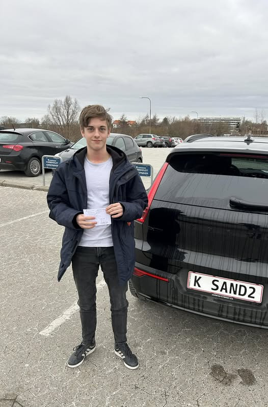Kenneth Sand Køreskole fejrer Marius Kragegaard for bestået køreprøve i første forsøg