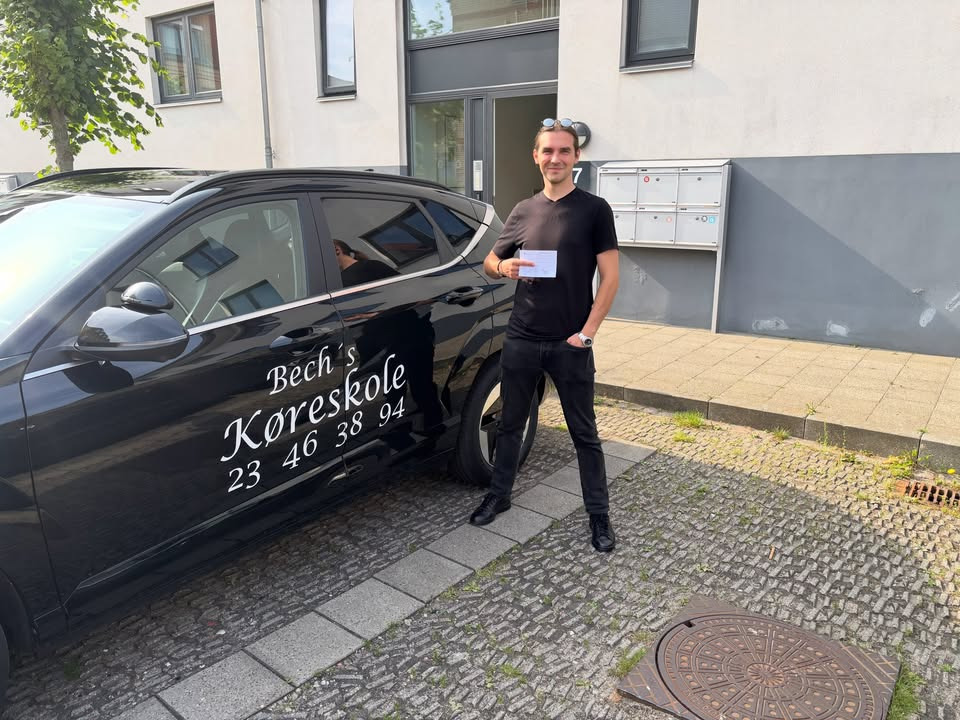 Bech's Køreskole fortæller, at Andrii Stakanovt har fået kørekort