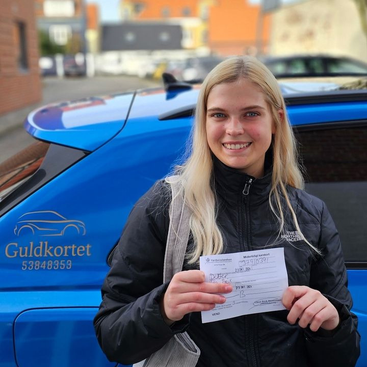 Guldkortet ApS fejrer Lea for at have bestået køreprøven i Løgstør