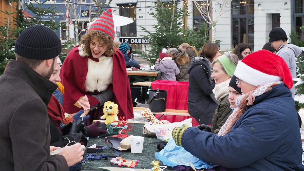 Den store pakkeleg på julemarkedet i Hillerød