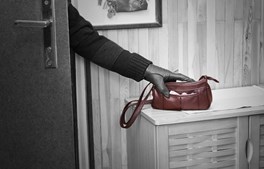 Chokerende indbrud på Lærkevej i Dronninglund: Tyv stjal værdigenstande, men efterlod spor