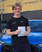 Herman har fået kørekort og kan nu nyde friheden på vejene