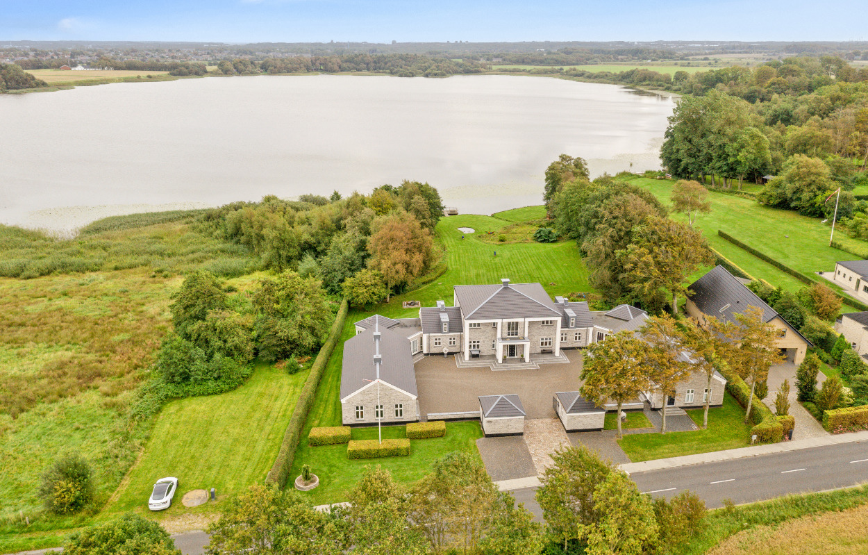 Familien Jakobsen har sat sin unikke bolig på Gødstrupvej til salg for 13.500.000 kr.