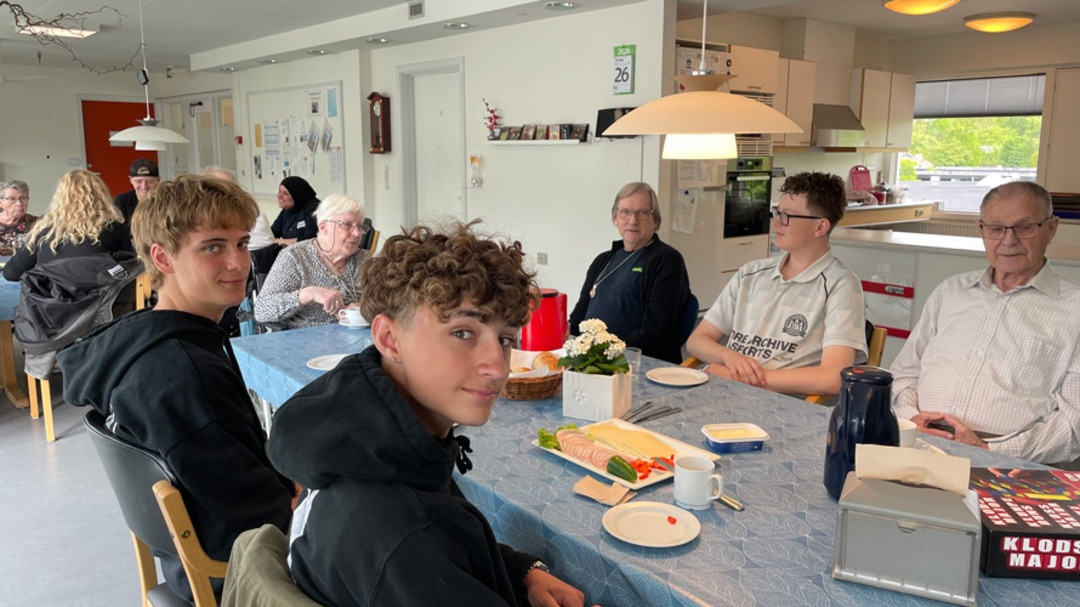 Efterskoleelever og beboere på plejehjem skaber glæde og fællesskab på tværs af generationer