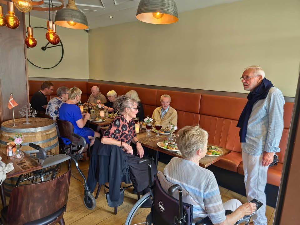 Café Tidslös byder velkommen til DyrsSeniore 38-middag for pensionerede lærere fra Dyrsskole