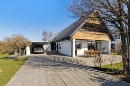 Til salg hos Ejendomsmæglerfirmaet Thomas Risager A/S: Moderniseret villa med attraktiv beliggenhed