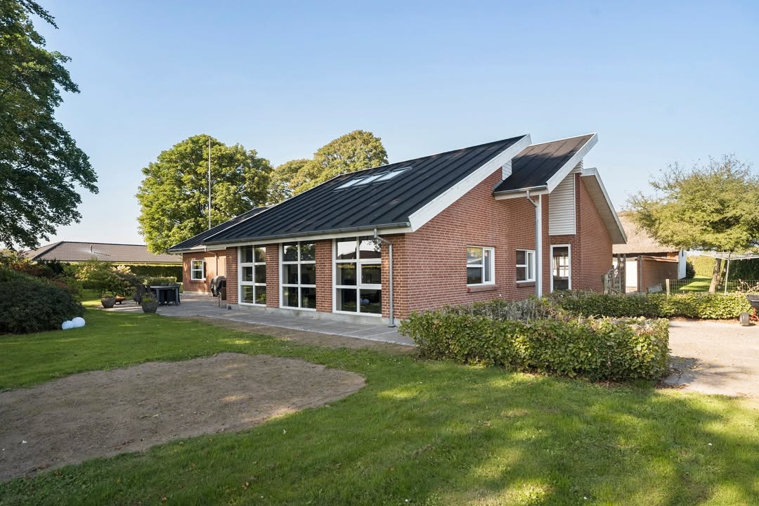 Betagende ejendom på storparcel i hjertet af Hedensted hos EDC Hedensted