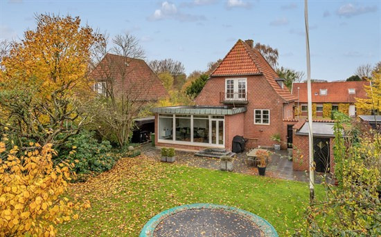 Velholdt murermestervilla med lukket have i Esbjerg C