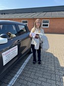 Nørgaards Køreskole fejrer Lilli Neves beståede køreprøve i Kaas