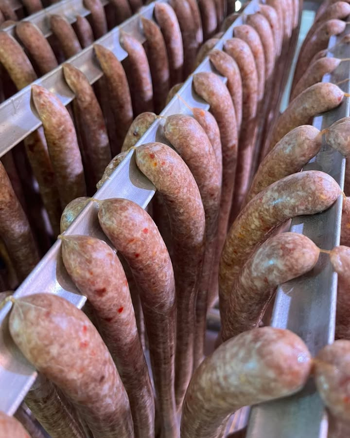 Slagter Primby præsenterer: Peder & Chilibidder i produktionen