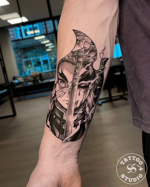 Tattoo Studio 96 Aalborg viser anime-tattoo i black & grey