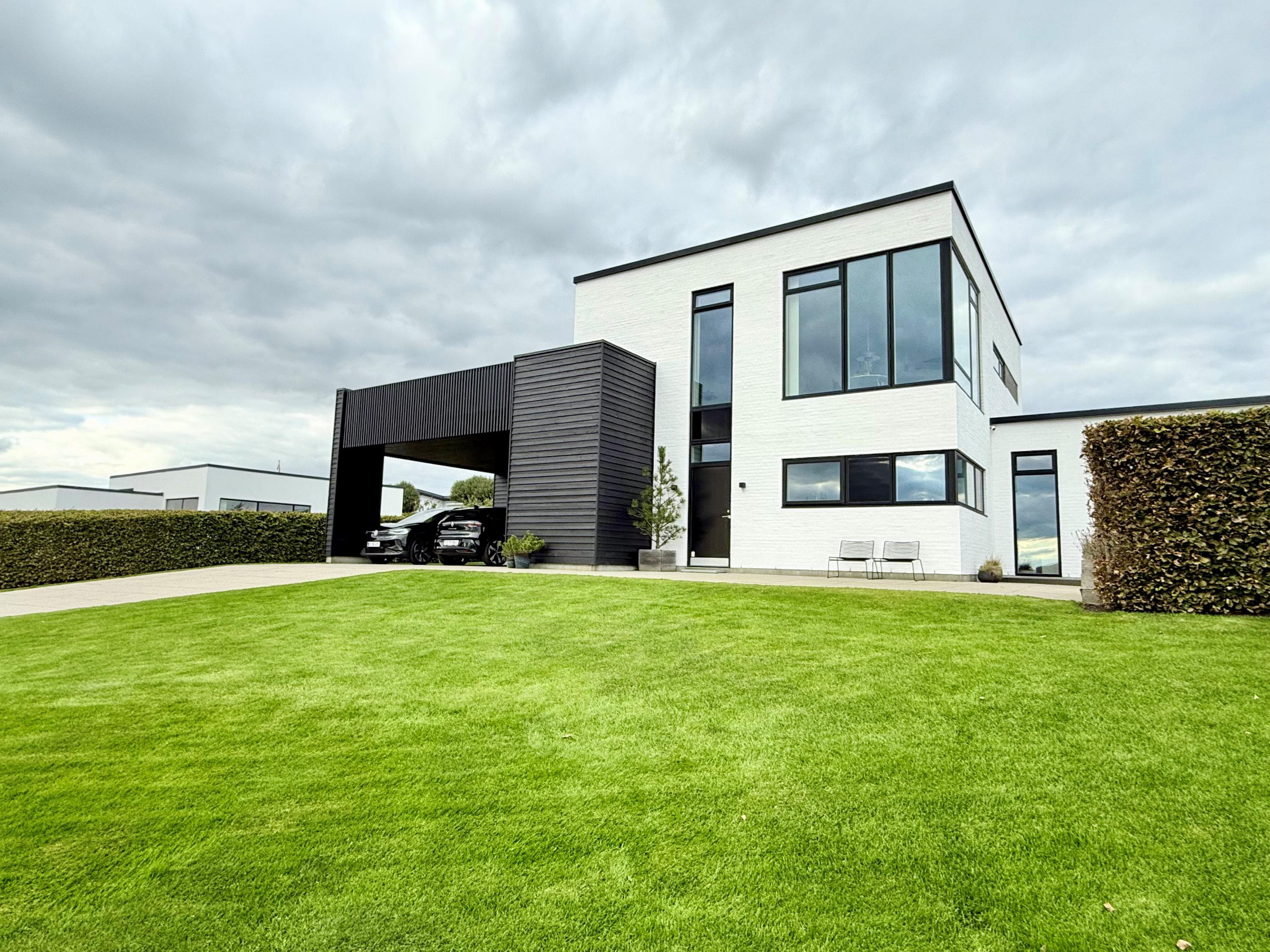 Til salg hos & LIVING Midt & Vestjylland: UNIK ARKITEKTTEGNET UDSIGTS- & LAVENERGIVILLA