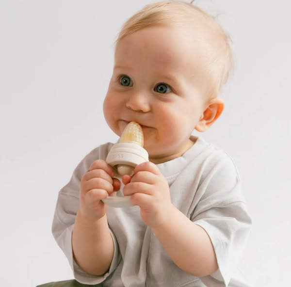 Børneshoppen Brønderslev præsenterer praktisk Bibs Baby Feeder til varme dage