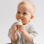 Børneshoppen Brønderslev præsenterer praktisk Bibs Baby Feeder til varme dage