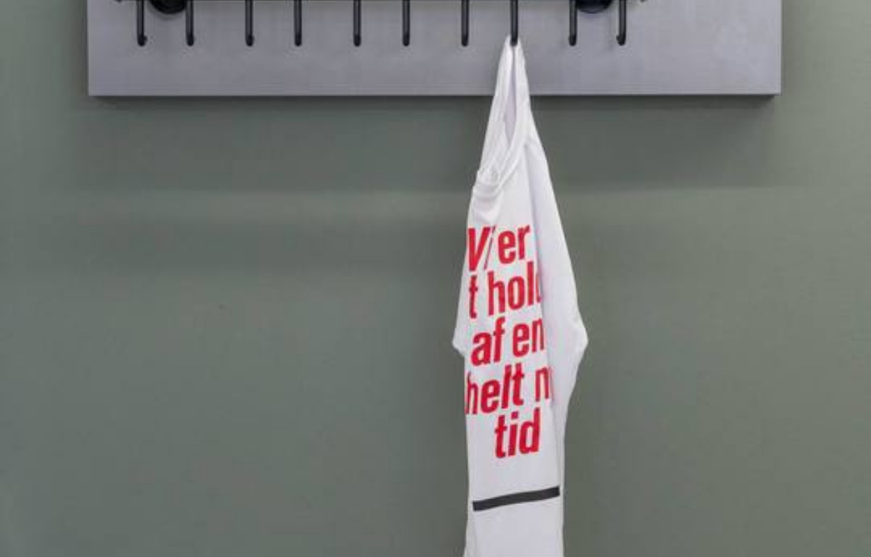 Oplev udstillingen "Vi er et hold af en helt ny tid og monologen Kærlig hilsen hadet" af Tomas Lagermand Lundme på Horsens Kunstmuseum 