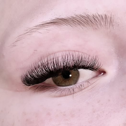 Få et glamourøst look med volumevipper fra Bangs Beauty