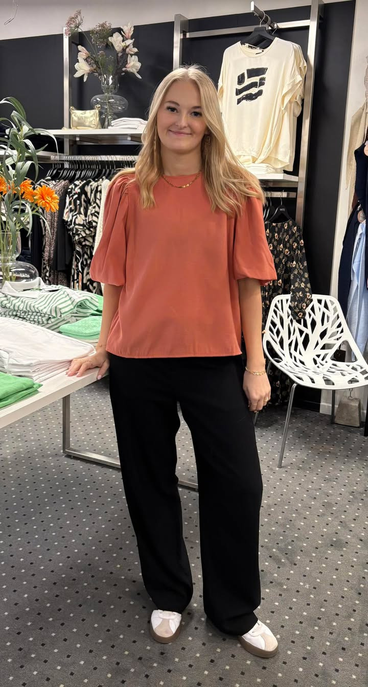 Rosengreen tilbyder flot bluse til halv pris