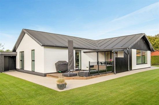 Her går komfort, praktik og atmosfære hånd i hånd. Flot, gennemrenoveret familiehjem