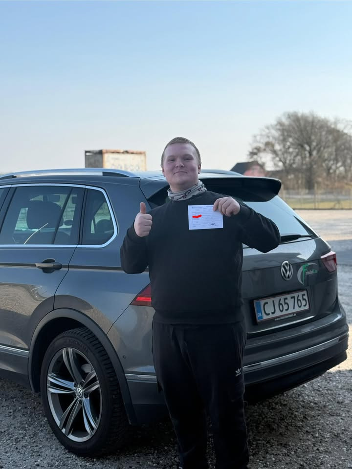 Frisdal Køreskole I/S fejrer Christians succes på vejene