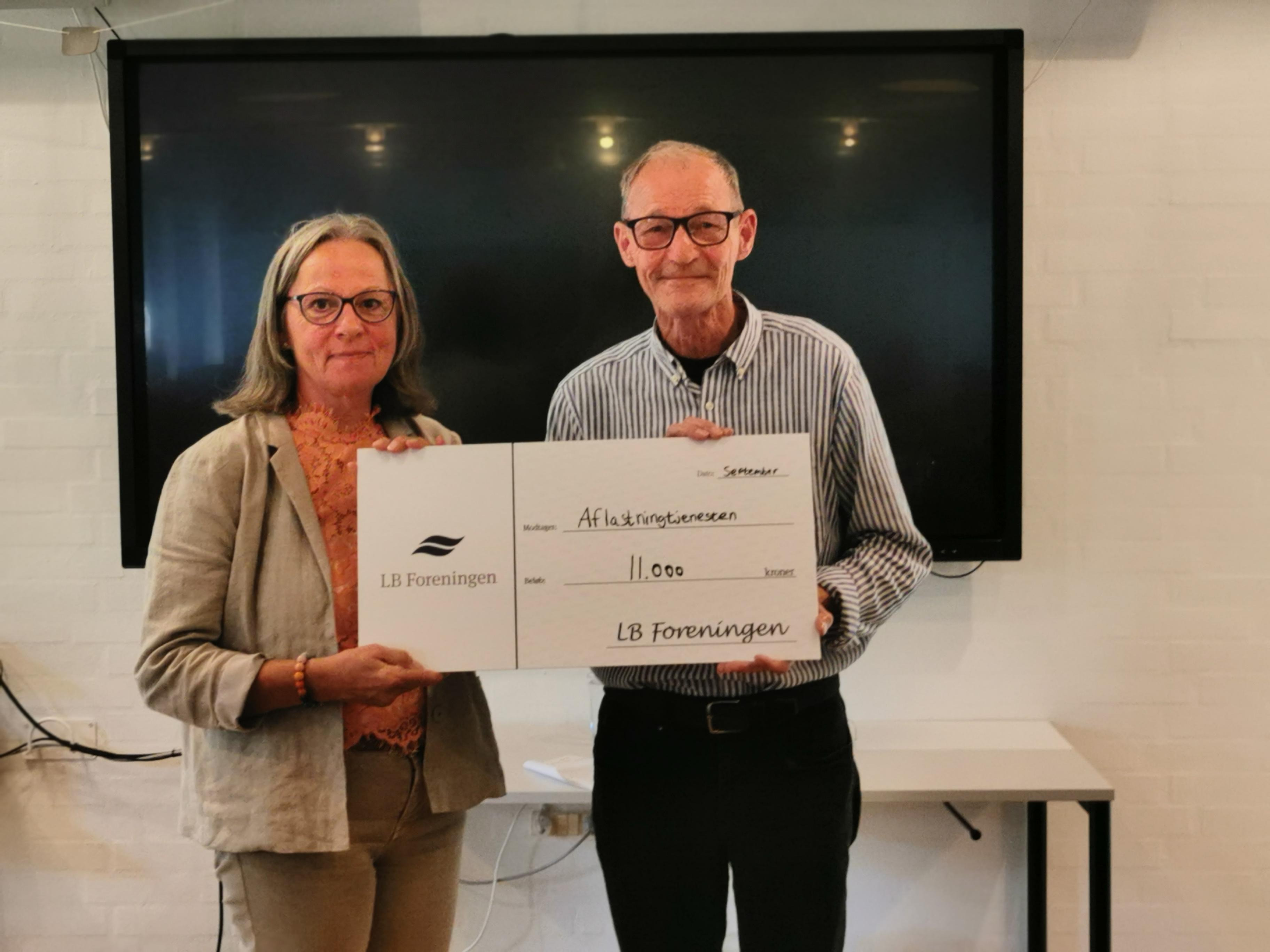 Aflastningstjenesten modtager lokaldonation til arrangementer for demensramte og deres pårørende