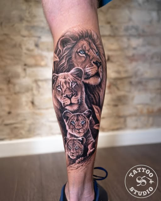 Tattoo Studio 96 præsenterer majestætisk løvefamilie i B/G realisme af Kola