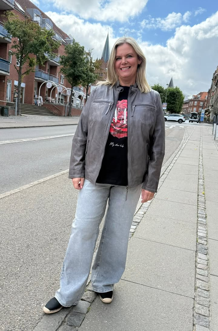 Only Curves præsenterer favorit skindjakken i ny flot grå nuance