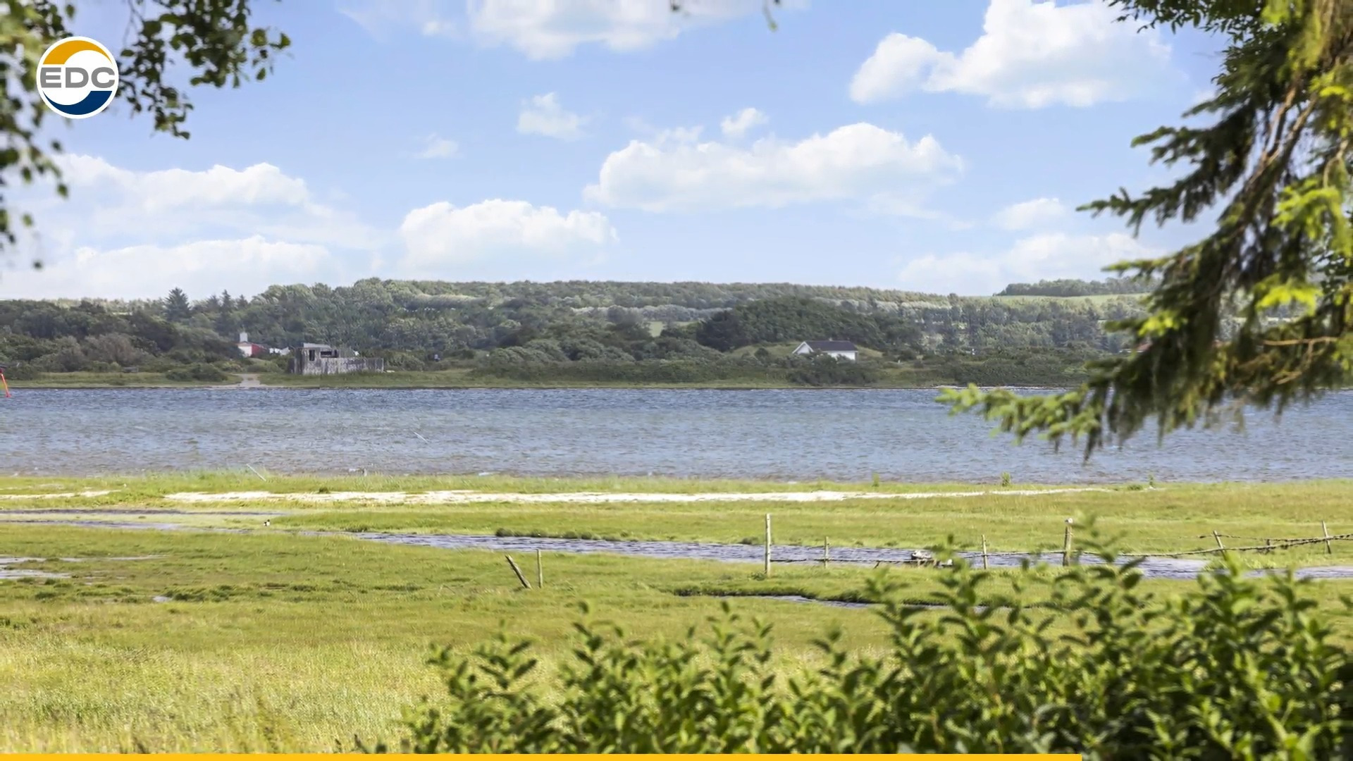 Oplev naturskøn villa med fantastisk udsigt til Limfjorden hos EDC Fjerritslev