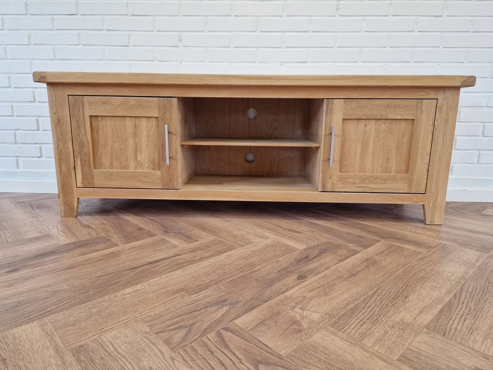 Hovelind Møbler tilbyder brugt Provence tv-bord i massivt egetræ