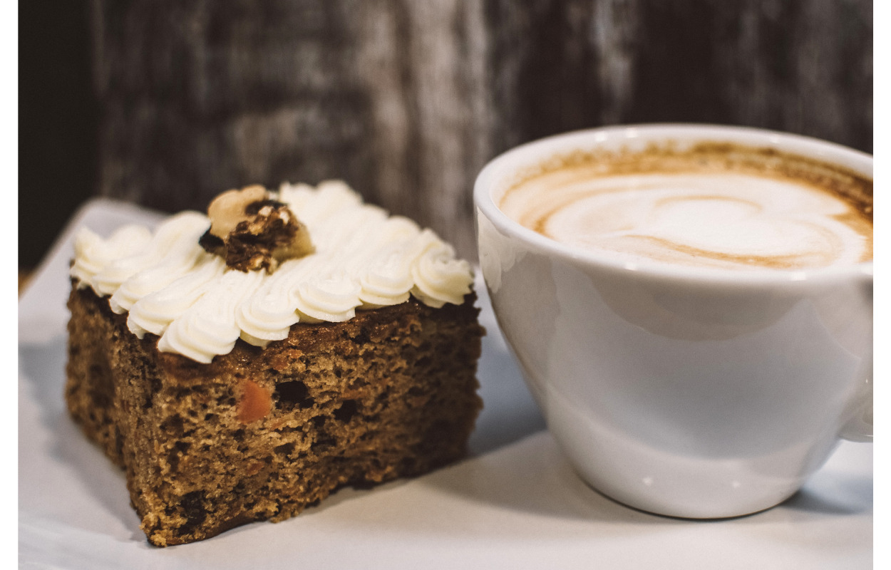 Jakob & Roland inviterer til sangaften med middag, kaffe og kage