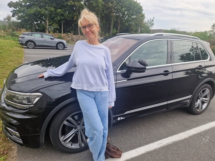 Ann-Carina får kørekort i første forsøg med R2 Drive's hjælp