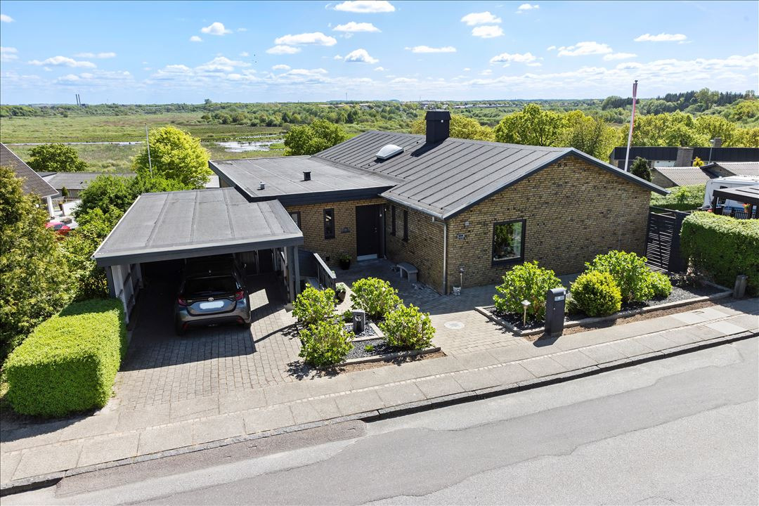 Familievilla med fantastisk udsigt, god planløsning og skønne udearealer