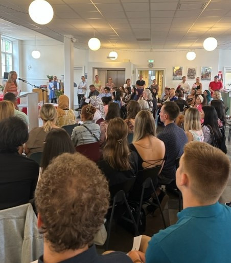 Dimissionsfest for 72 kursister på Sprogcenter Randers