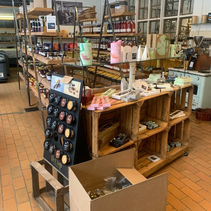 Fru Hansens Butik & Café tilbyder gratis kaffe til fodgængere trods sne og trange parkeringsforhold 