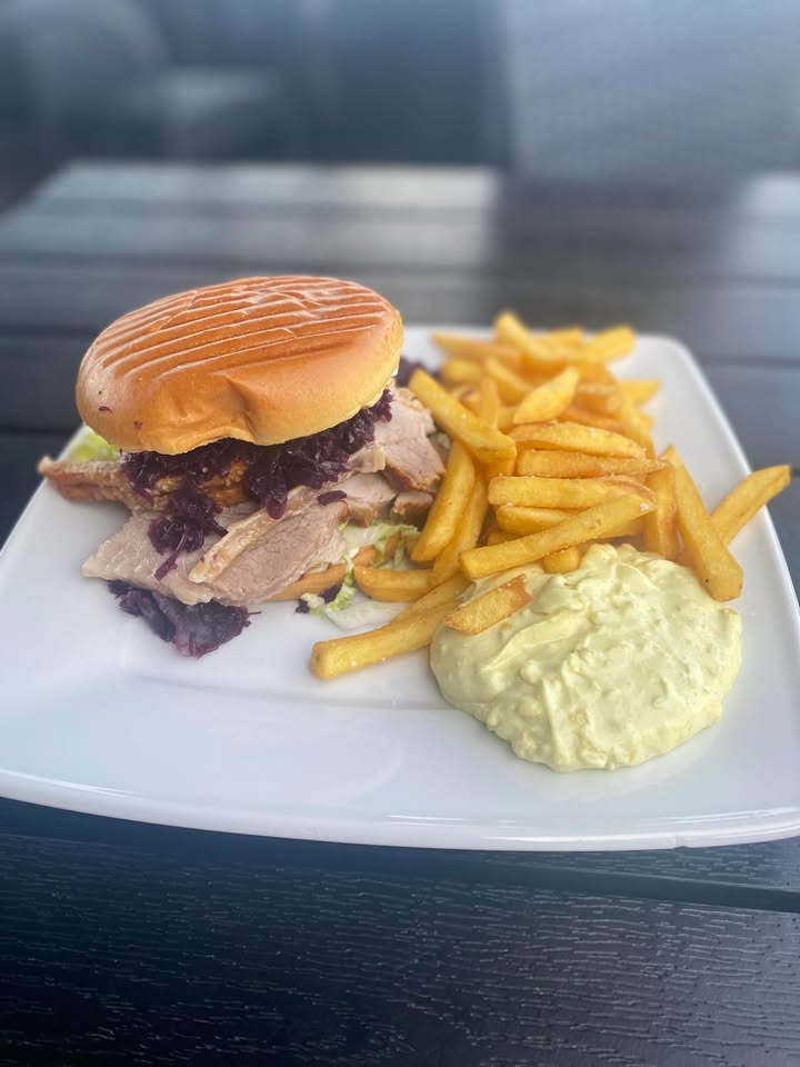 Havnens Fisk Øster Hurup tilbyder flæskestegsburger til fredagsmenuen 19/9