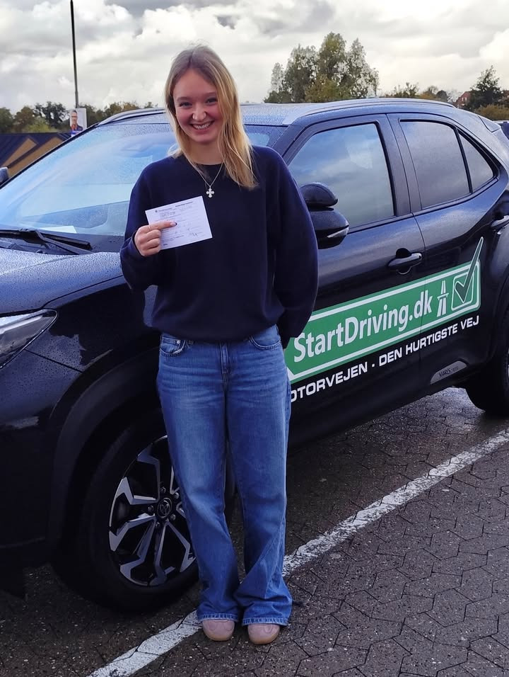 Astrid bestod køreprøven trods regnvejr hos StartDriving.dk - Hosbonds Køreskole