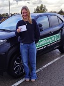 StartDriving.dk - Hosbonds Køreskole fejrer Astrids succes med køreprøven i regnvejr