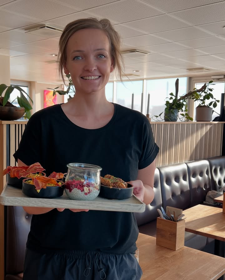 Café Bryggen præsenterer: mød vores nye tjener Camilla