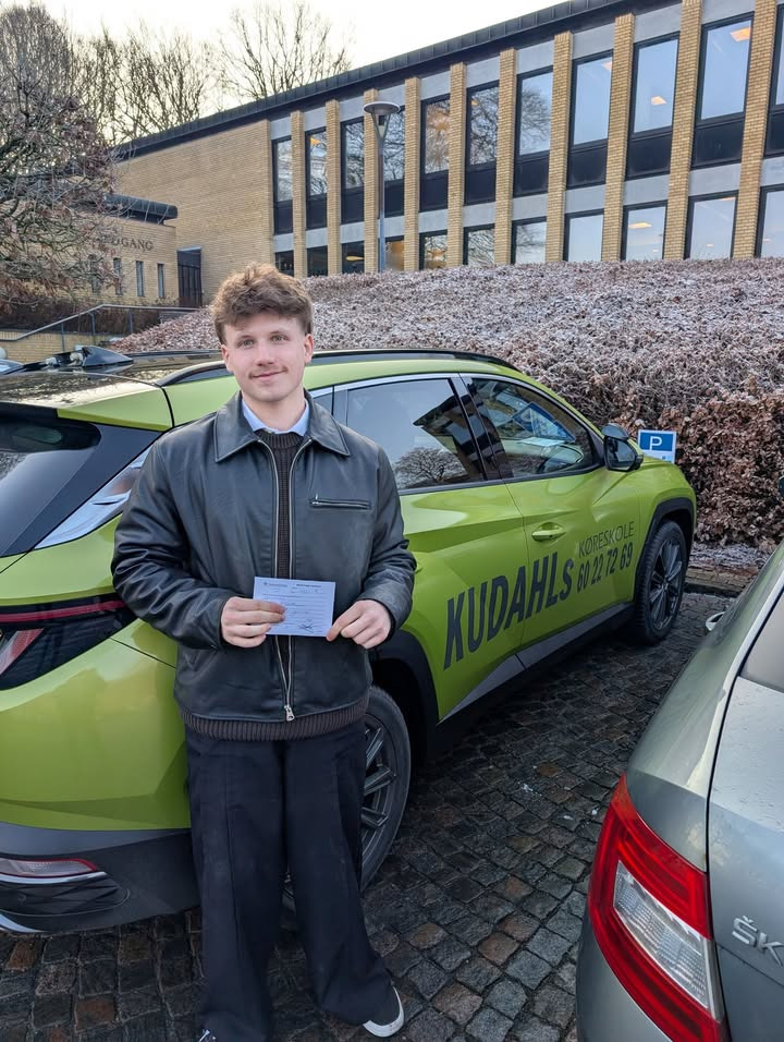 Mathias får kørekort: Kudahls Køreskole ønsker tillykke