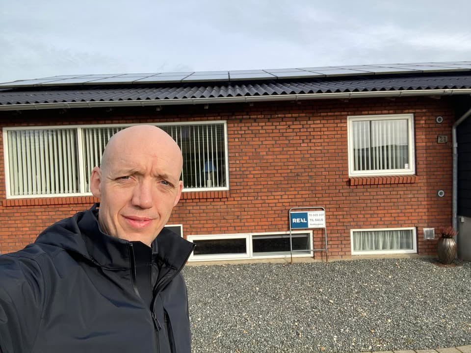 RealMæglerne Herning præsenterer snart villa med solceller i Blomsterkvarteret