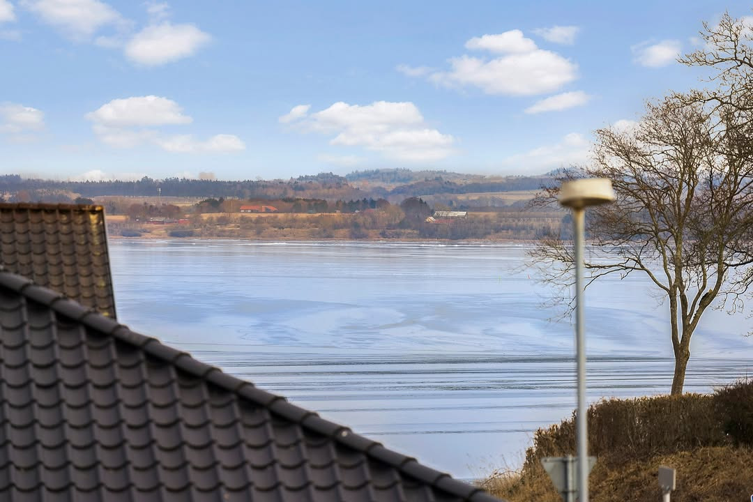 EDC Skive I/S præsenterer rummelig familievilla med fjordudsigt i Resen