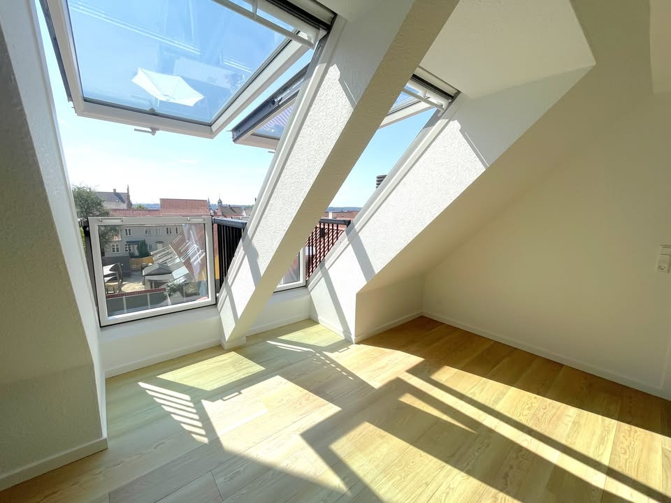 RandersBolig præsenterer renoveret 2-etagers lejlighed med mulighed for garageleje i Randers centrum