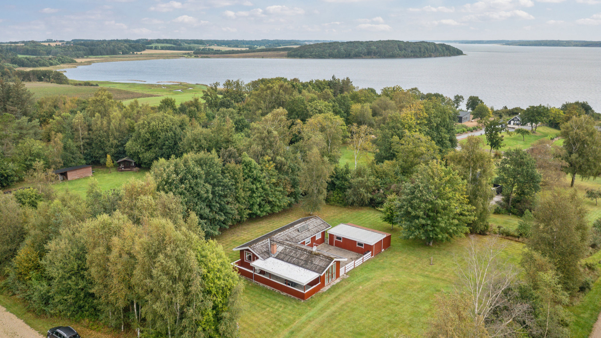 Ny pris på rummeligt sommerhus tæt på fjorden