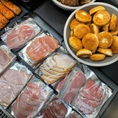 SuperBrugsen Dronninglund inviterer til påskeindkøb hos delikatessen i morgen