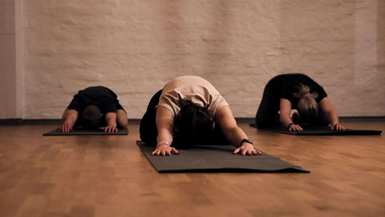 Fokus Folkeoplysning tilbyder yoga med fokus på ro i Aalborg