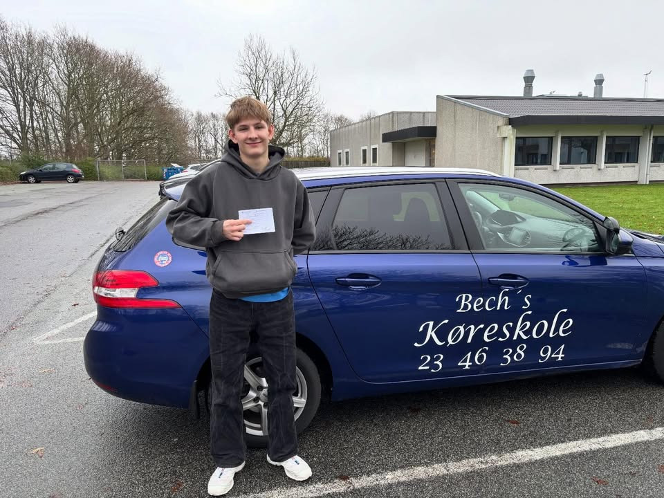 Bech's Køreskole fejrer Antons nye kørekort og inviterer til tilmelding til kurser i 2026