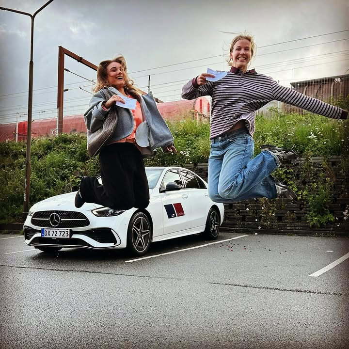 Lets Drive fejrer Amalies og Nannas beståede køreprøve med stor begejstring