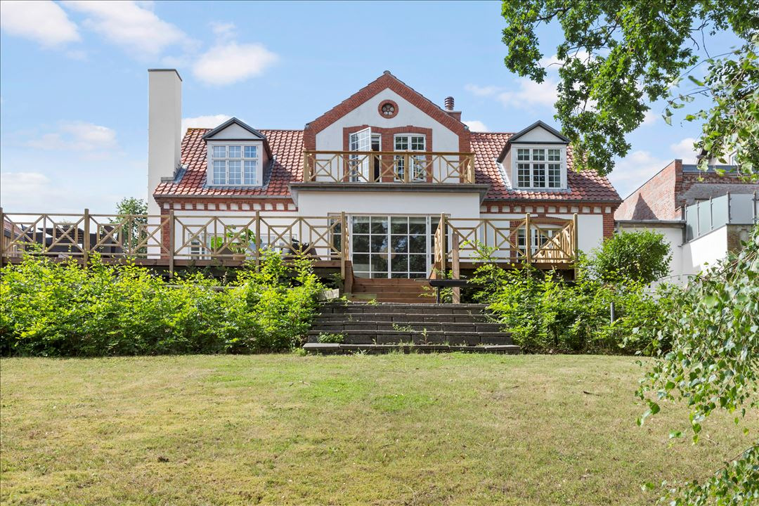 Enestående og herskabelig villa


(Få et levende indtryk - se den flotte 3D-film under nyttige links)