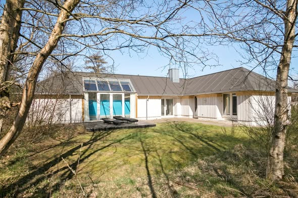 Mæglerhuset Asger Larsen præsenterer stort sommerhus med pool i Slettestrand