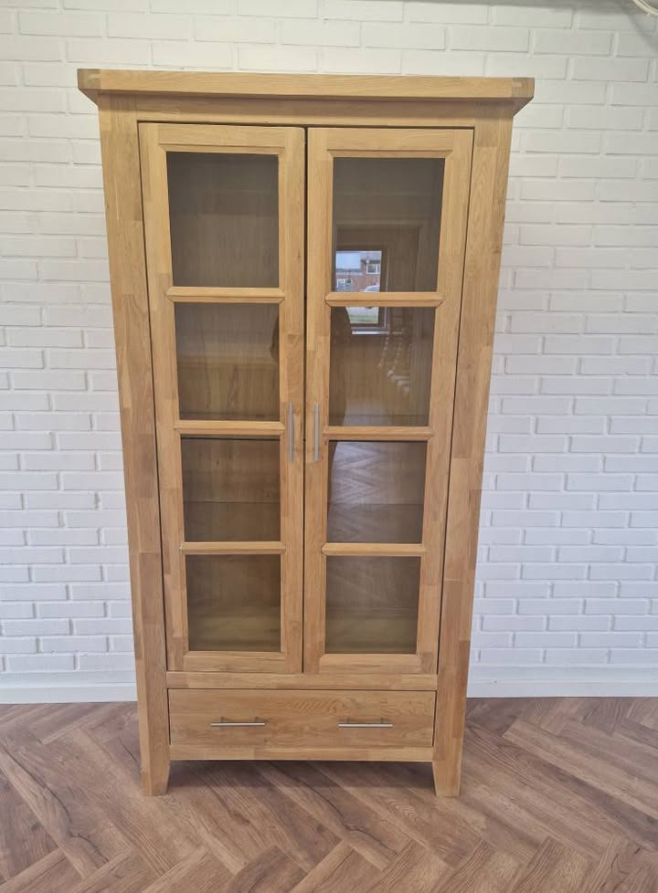 Hovelind Møbler sælger provence vitrineskab i egetræ